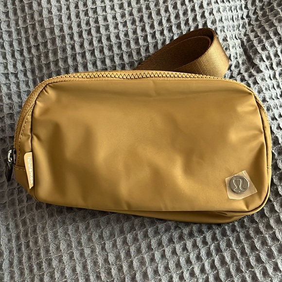lululemon athletica Handbags - Lululemon Everywhere Belt Bag 1L - Artifact